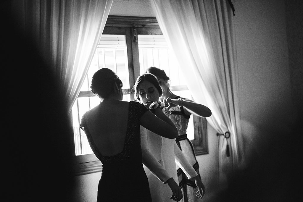 fotografo boda Granada vestiendose